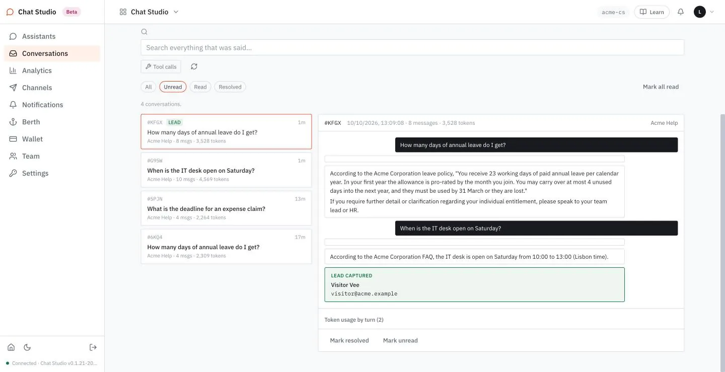 A transcript ends with the captured lead, the token usage and the action buttons.